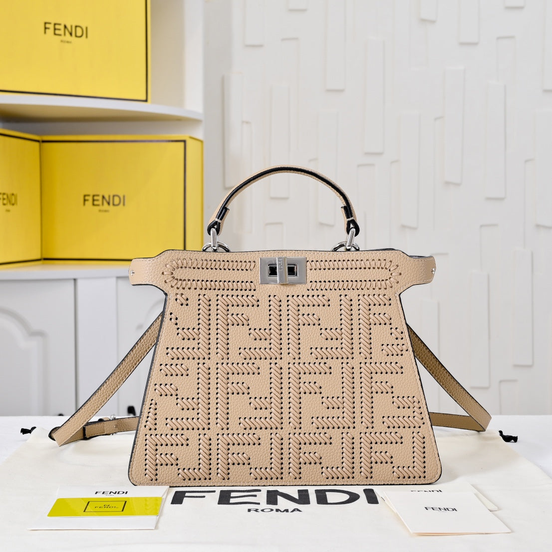 Bolso Fendi Peekaboo ISeeU Small | Cuero Cuoio Romano de Lujo en Panamá