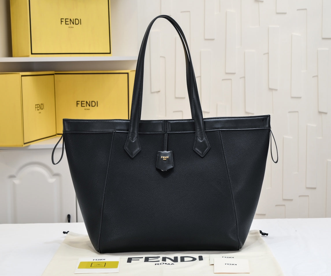 Bolso Fendi Origami Grande | Versatilidad y Diseño Creativo en Panamá