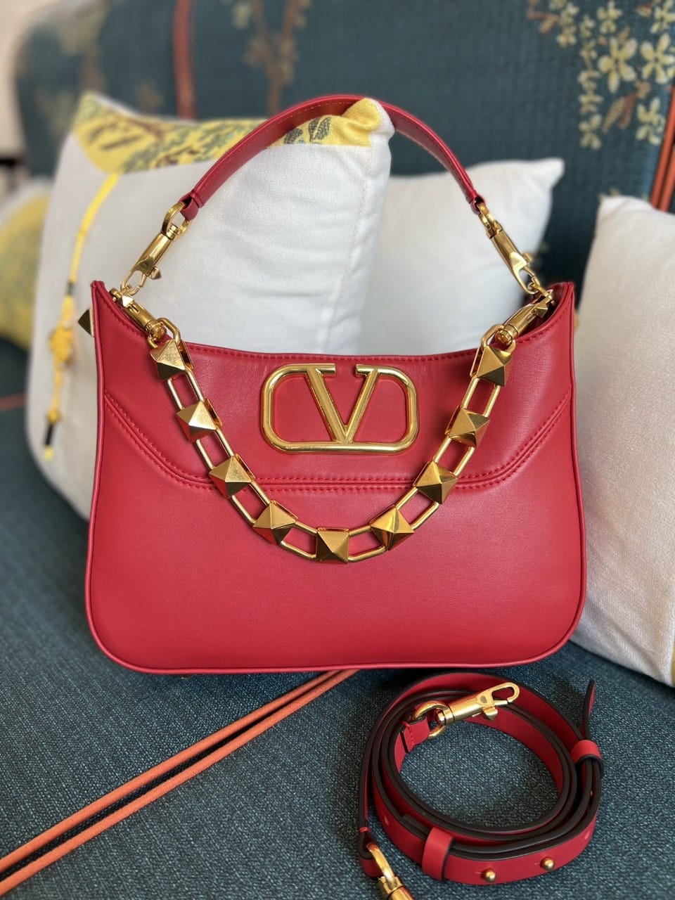 Bolso Valentino Garavani Stud Sign – Hobo de Cuero con Logo V y Cadena One Stud