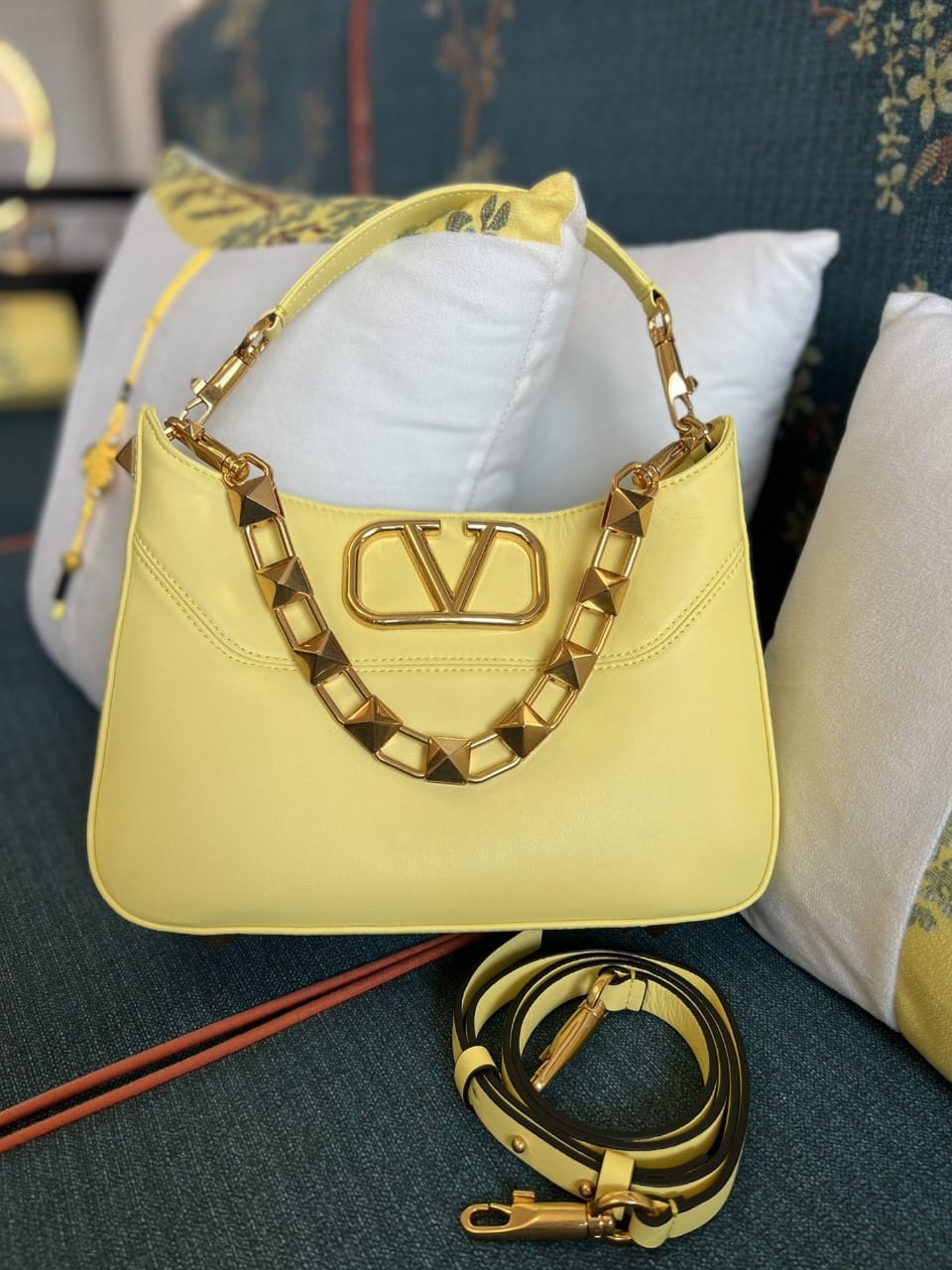 Bolso Valentino Garavani Stud Sign – Hobo de Cuero con Logo V y Cadena One Stud