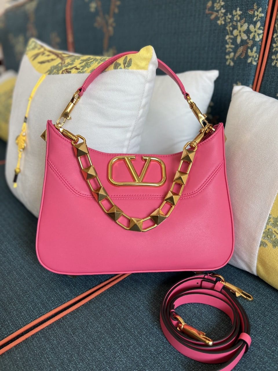 Bolso Valentino Garavani Stud Sign – Hobo de Cuero con Logo V y Cadena One Stud