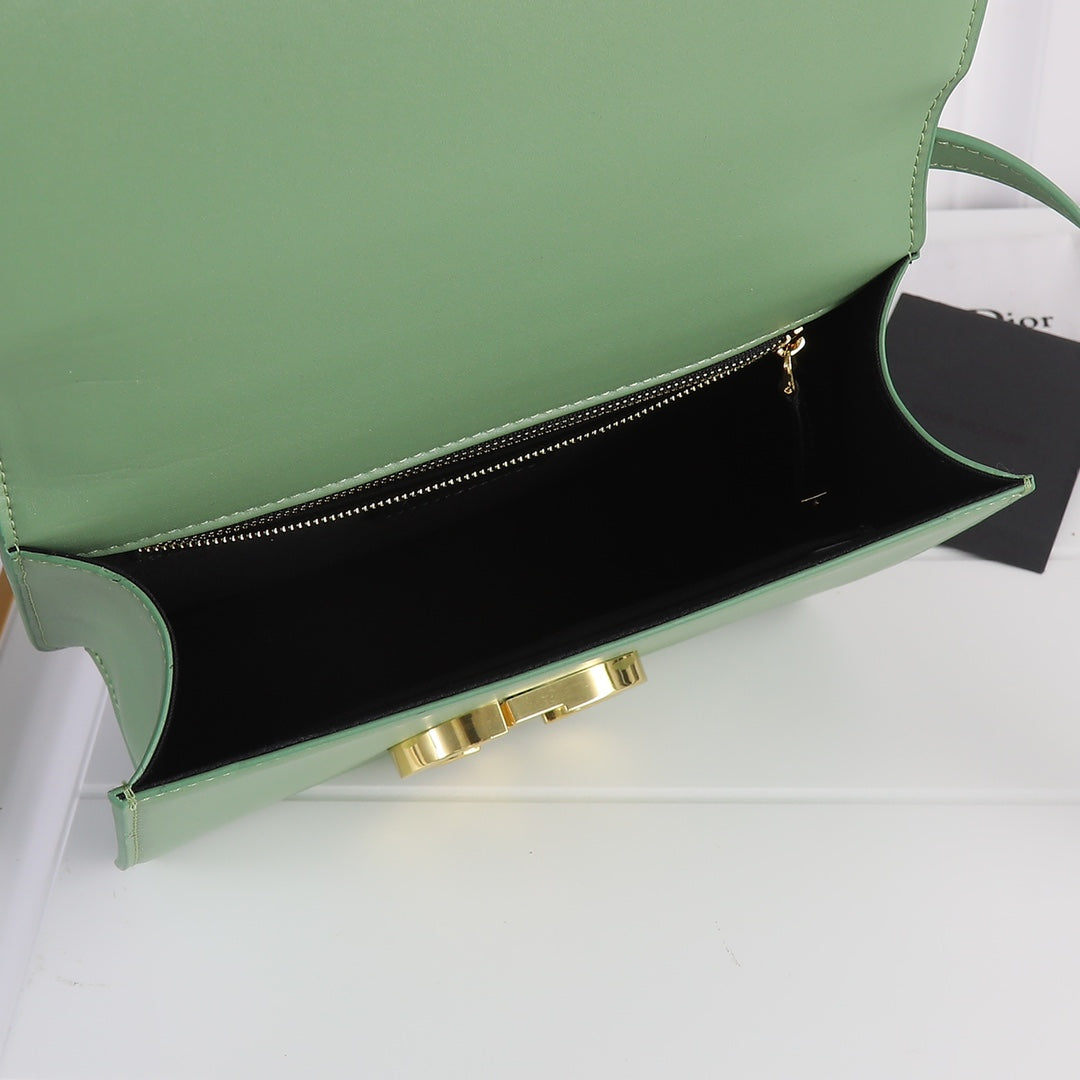 Bolso Dior 30 Montaigne | Elegancia Clásica y Versatilidad en Panamá