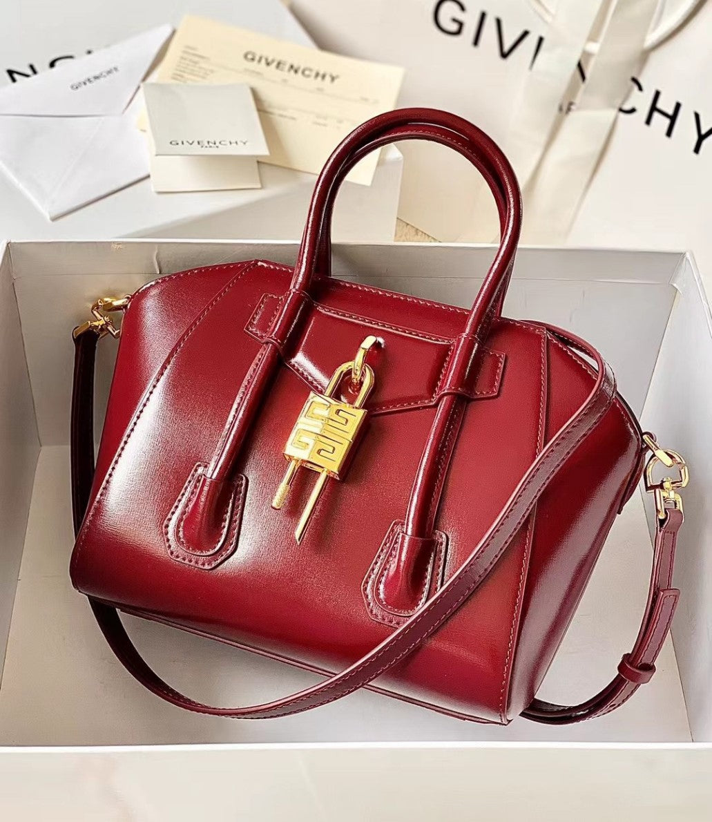 Mini Antigona Lock en Cuero Box