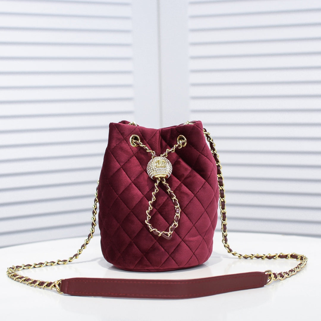 Bucket Bag de Terciopelo con Cristales | Glamour de Otoño-Invierno en Panamá
