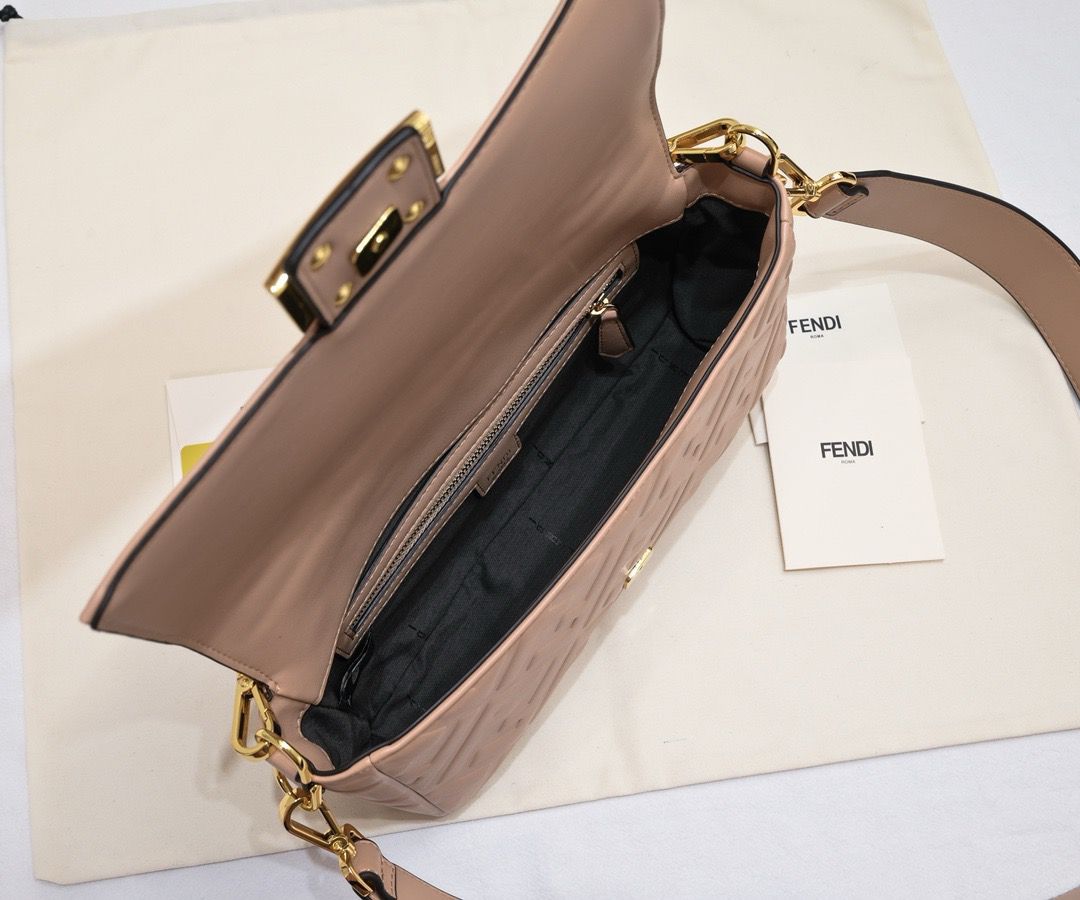 Bolso Fendi Baguette Rosa Nude | Lujo Clásico y Moderno en Panamá