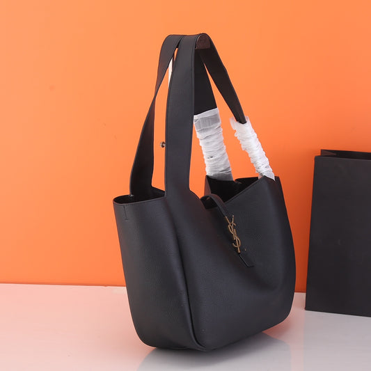 Bolso Yves Saint Laurent BEA Shopping Hobo Negro | Estilo Relajado y Lujo en Panamá