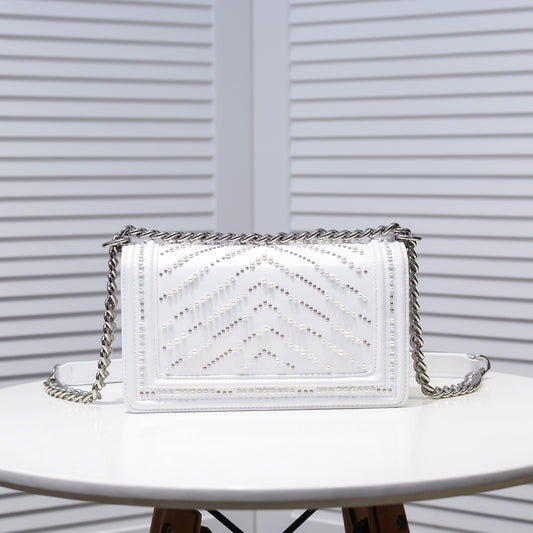 Bolso Chanel de Cuero con Perlas y Cadena | Elegancia Moderna en Panamá