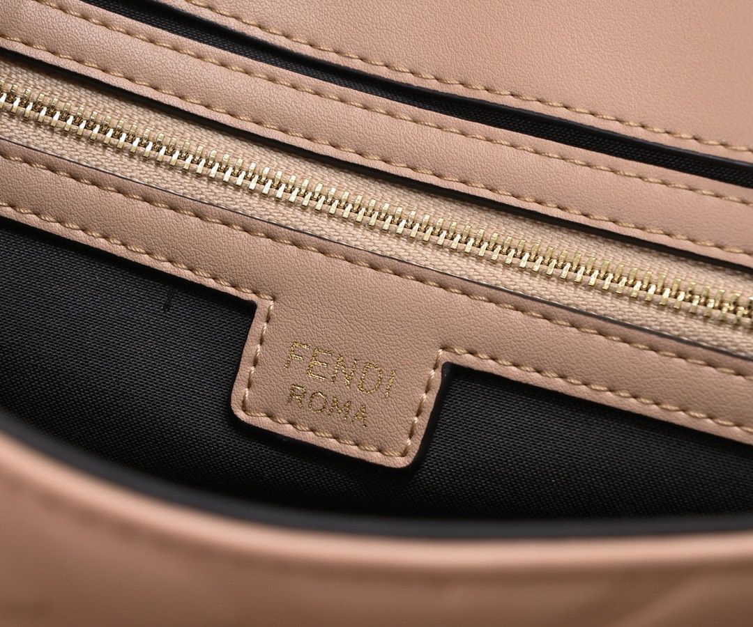 Bolso Fendi Baguette Rosa Nude | Lujo Clásico y Moderno en Panamá