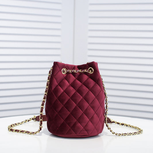 Bucket Bag de Terciopelo con Cristales | Glamour de Otoño-Invierno en Panamá