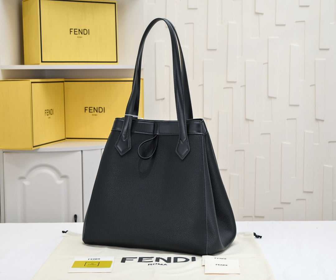 Bolso Fendi Origami Grande | Versatilidad y Diseño Creativo en Panamá