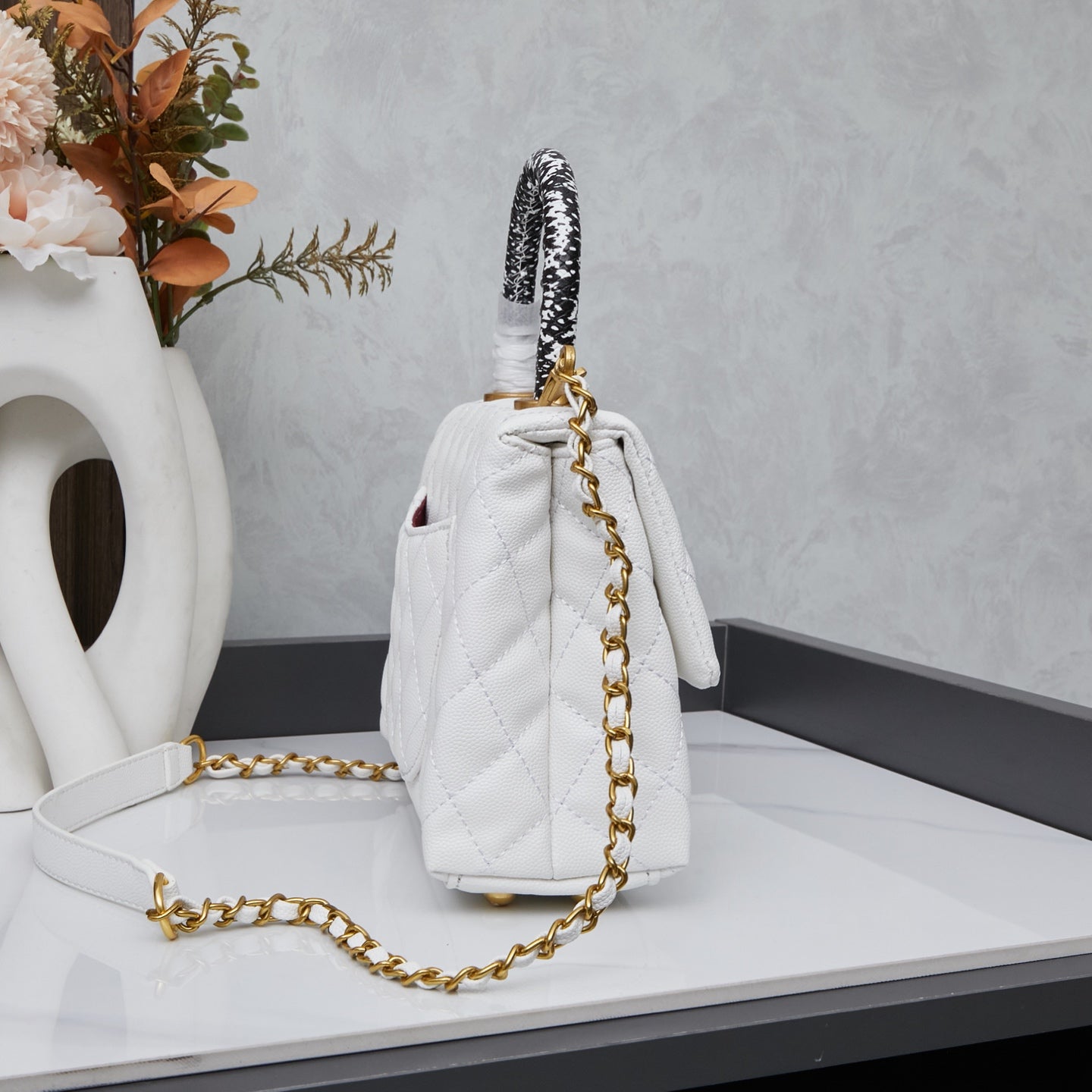 Chanel Flap Bag Blanca con Asa y Dorado | Cartera de Lujo en Panamá
