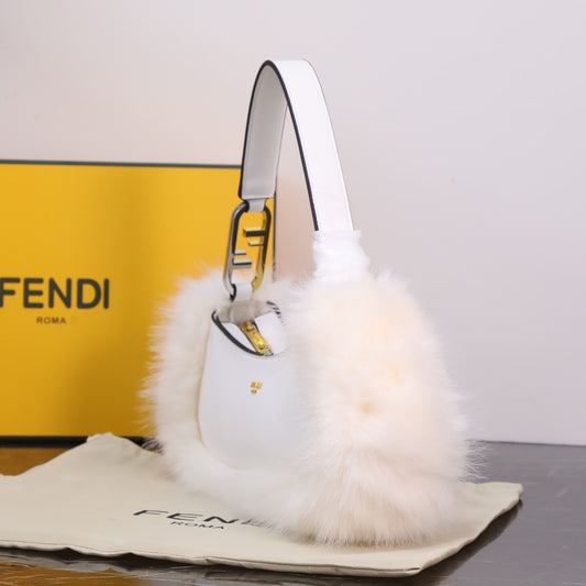 Bolso Fendi O'Lock Clutch | Innovación y Elegancia Contemporánea en Panamá