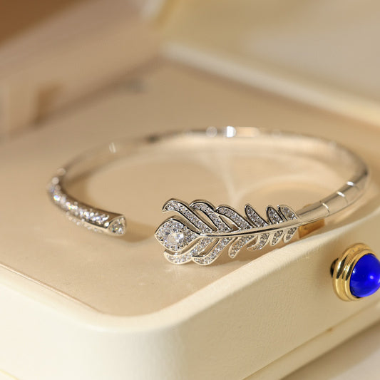 Boucheron Brazalete Pluma de Pavo Real | Pulsera de Lujo Inspirada Panamá