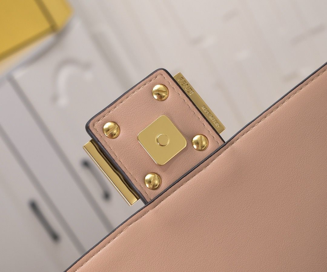 Bolso Fendi Baguette Rosa Nude | Lujo Clásico y Moderno en Panamá
