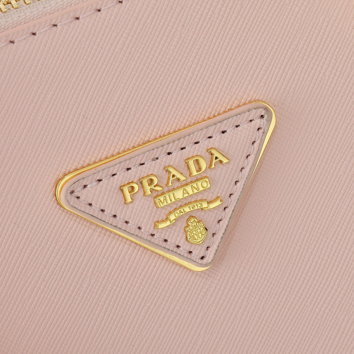 Bolso Prada Galleria de Cuero Saffiano | Icono de Elegancia en Panamá