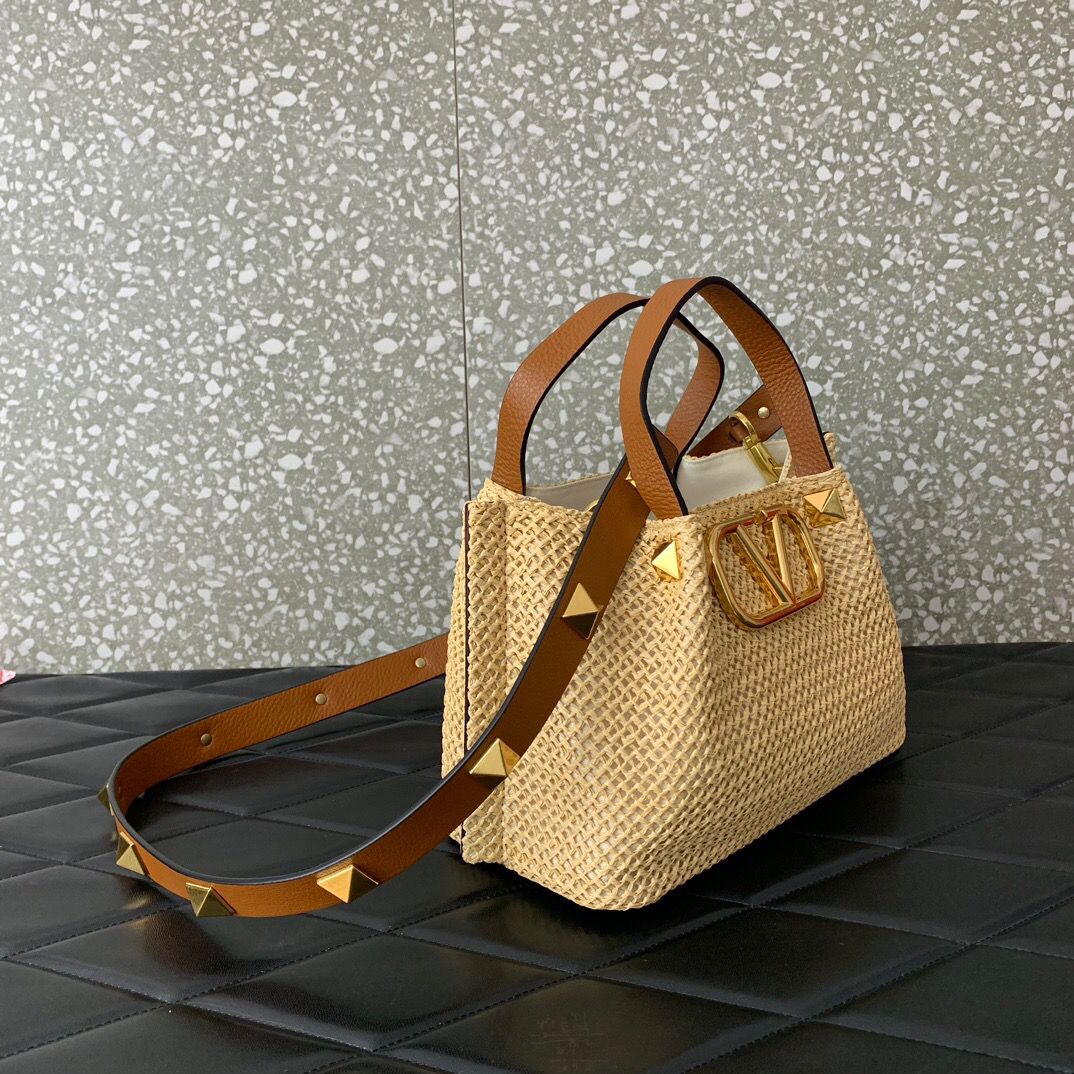 Bolso Valentino VLOGO Roman Stud Small – Tote de Rafia Perforada