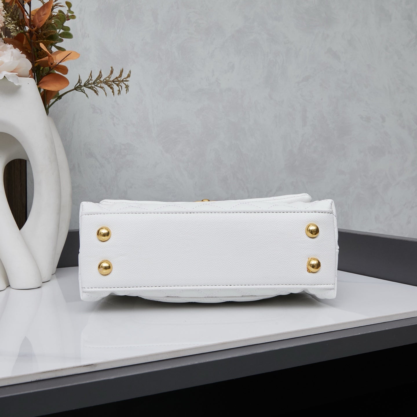Chanel Flap Bag Blanca con Asa y Dorado | Cartera de Lujo en Panamá