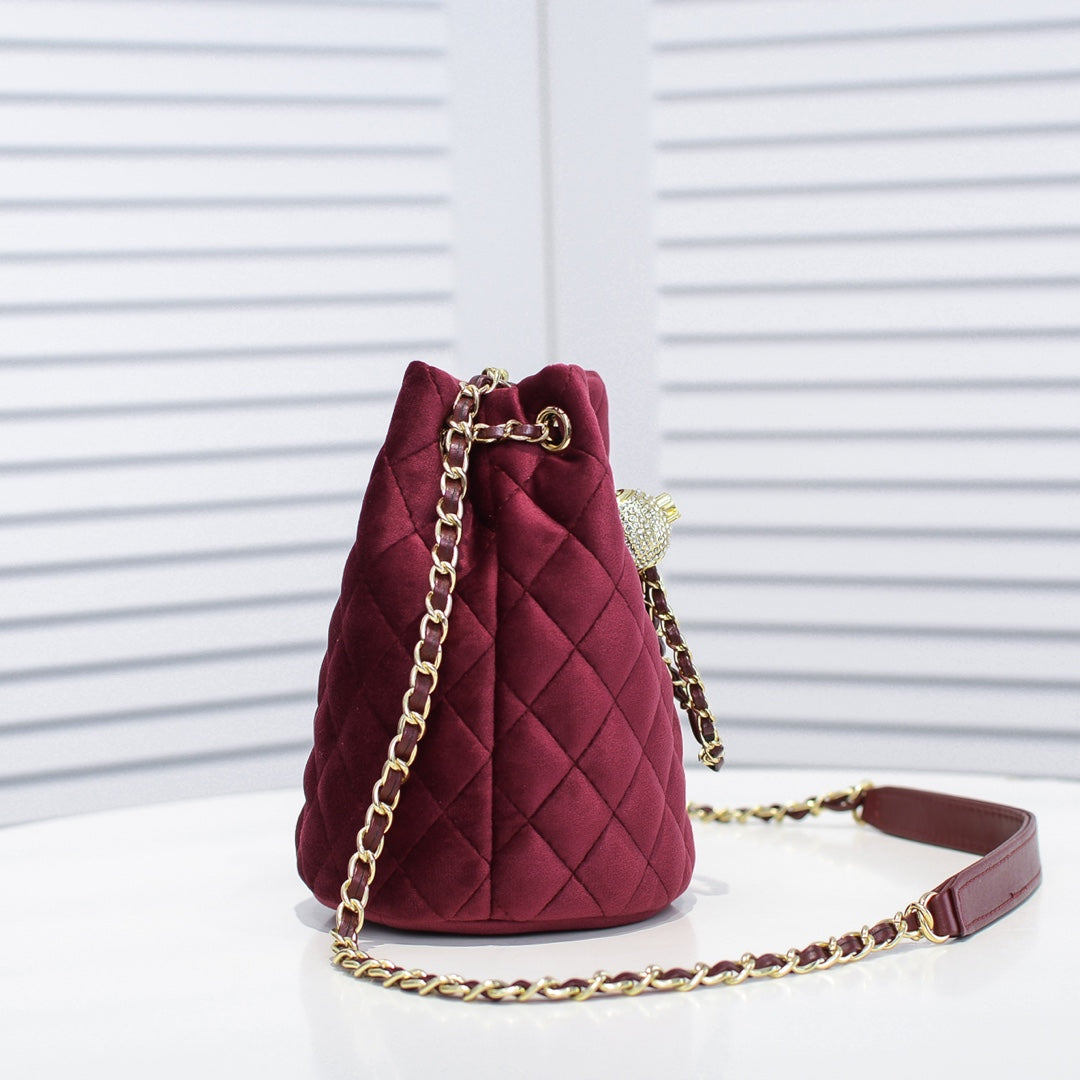 Bucket Bag de Terciopelo con Cristales | Glamour de Otoño-Invierno en Panamá