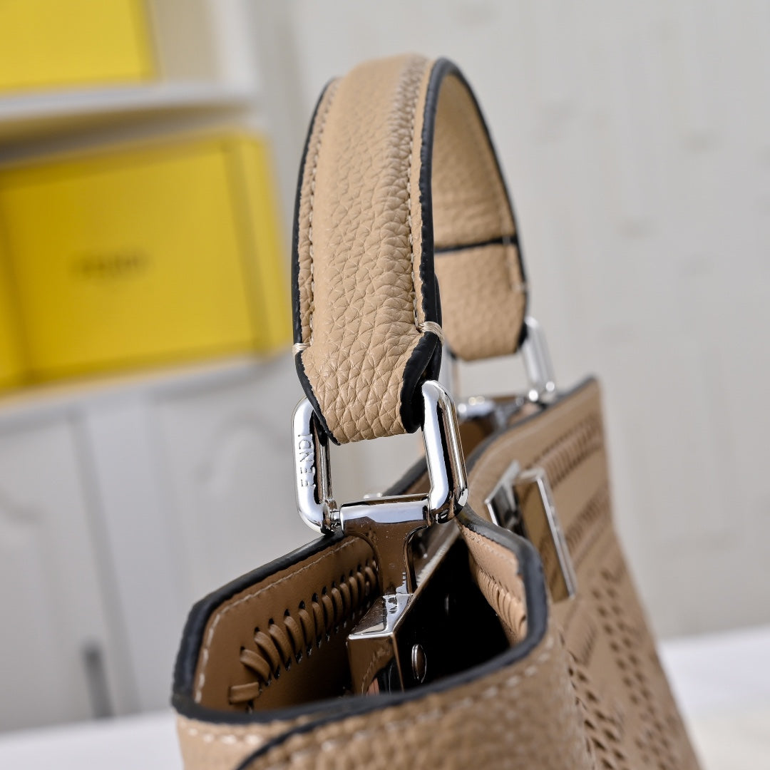 Bolso Fendi Peekaboo ISeeU Small | Cuero Cuoio Romano de Lujo en Panamá