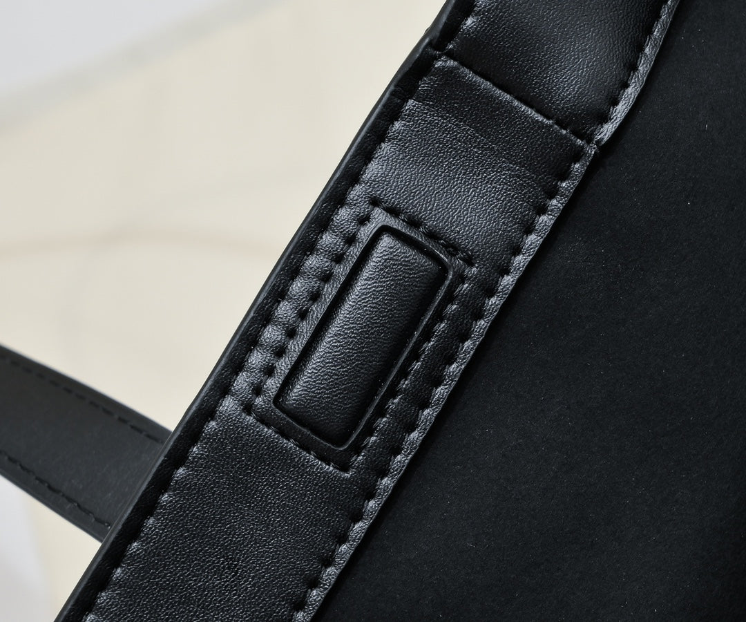 Bolso Fendi Origami Grande | Versatilidad y Diseño Creativo en Panamá