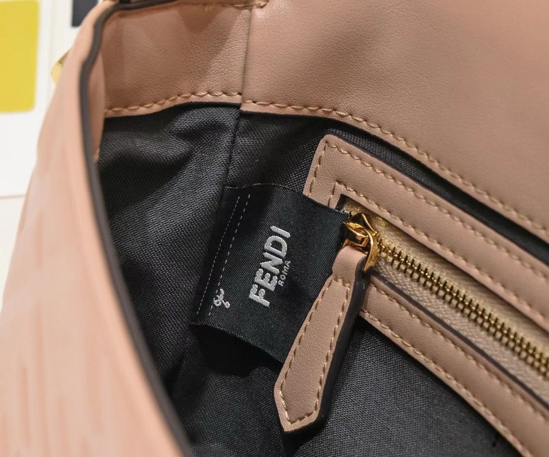 Bolso Fendi Baguette Rosa Nude | Lujo Clásico y Moderno en Panamá