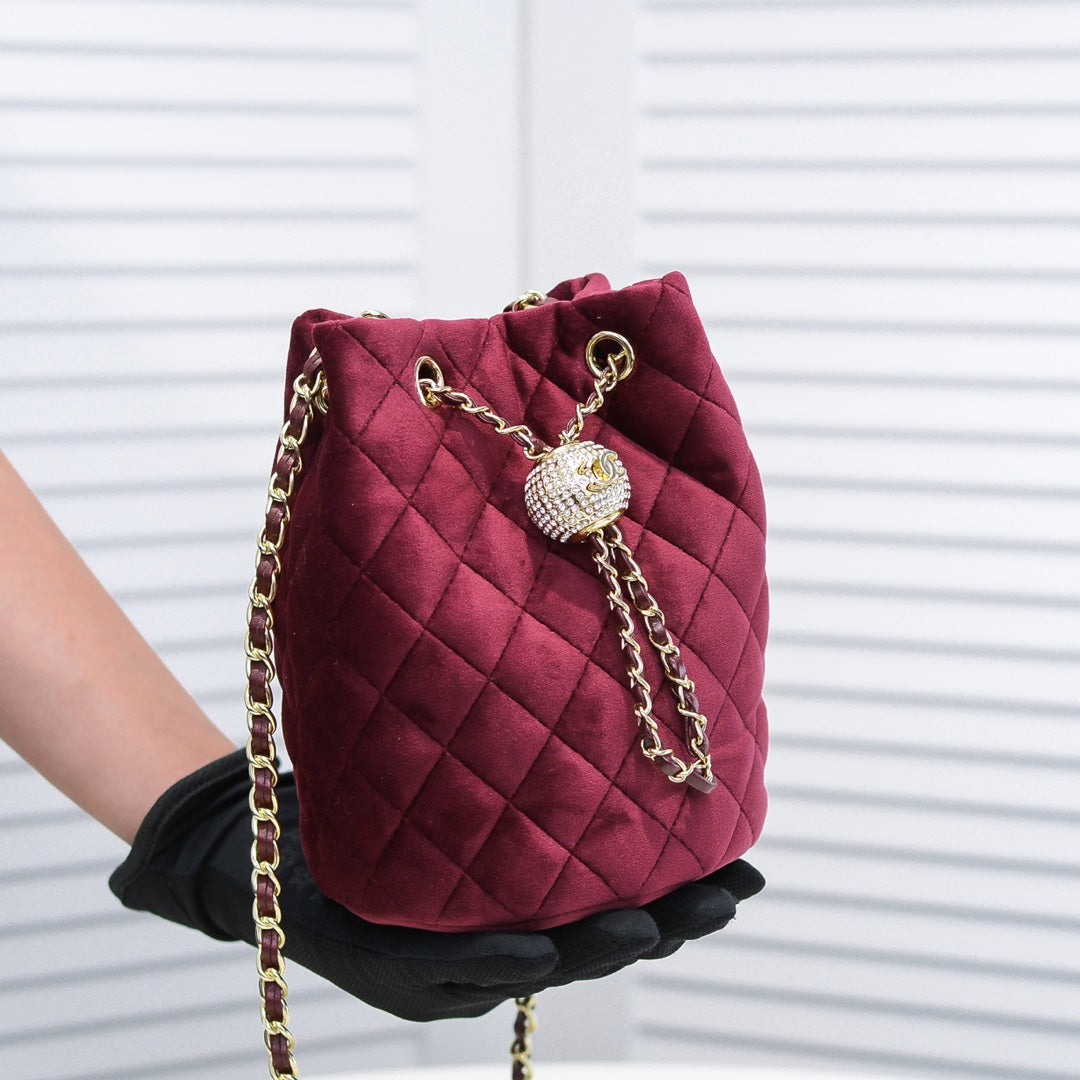 Bucket Bag de Terciopelo con Cristales | Glamour de Otoño-Invierno en Panamá