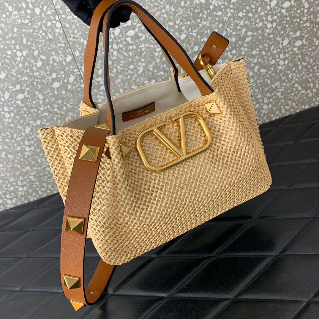 Bolso Valentino VLOGO Roman Stud Small – Tote de Rafia Perforada