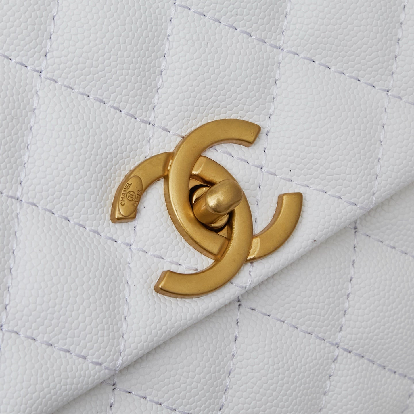 Chanel Flap Bag Blanca con Asa y Dorado | Cartera de Lujo en Panamá