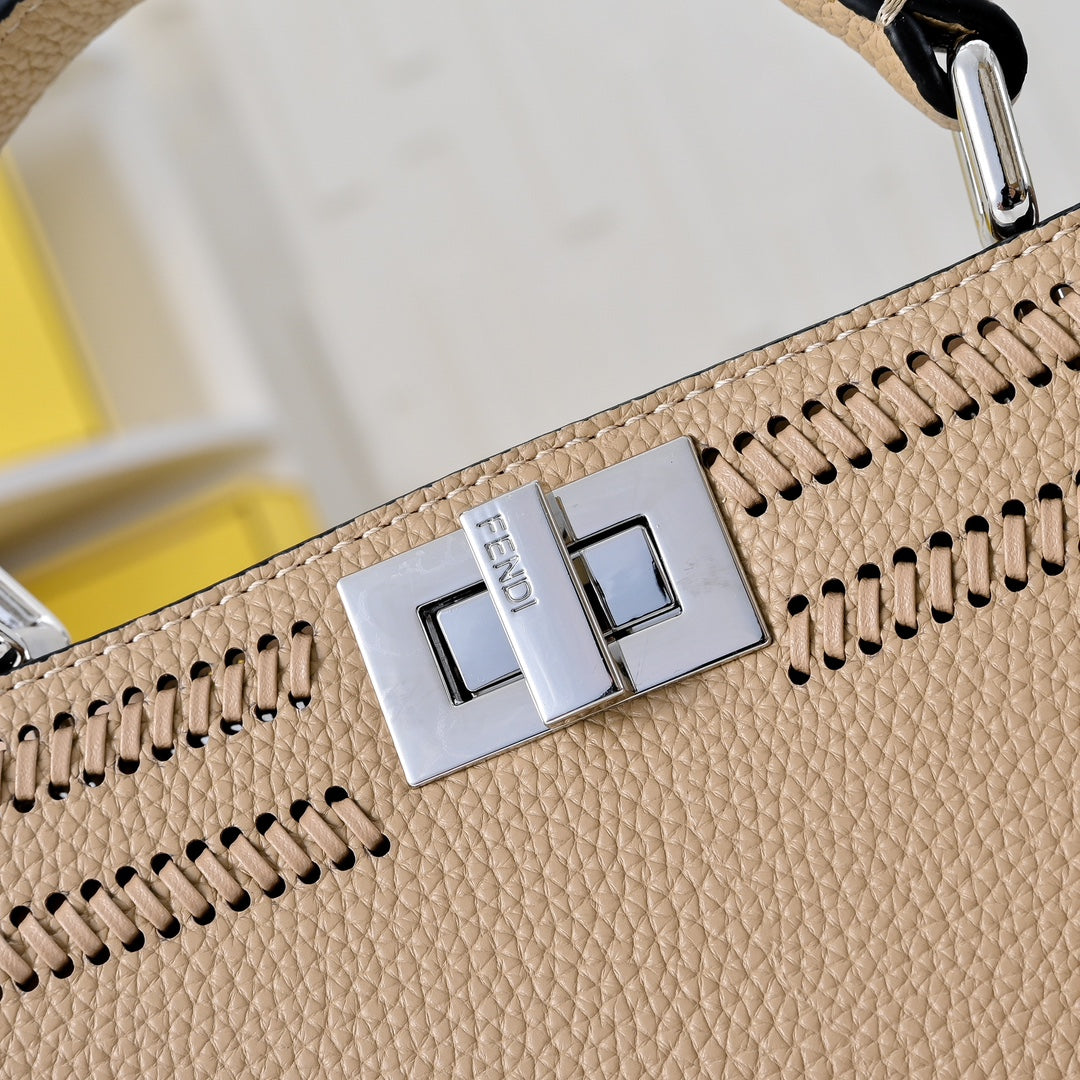Bolso Fendi Peekaboo ISeeU Small | Cuero Cuoio Romano de Lujo en Panamá
