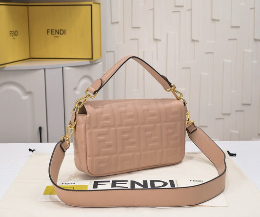 Bolso Fendi Baguette Rosa Nude | Lujo Clásico y Moderno en Panamá