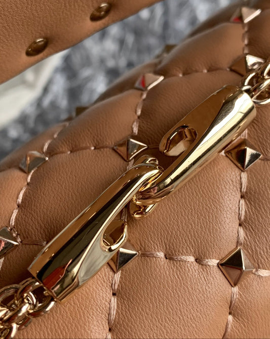 Bolso Valentino Garavani Rockstud Spike Large – Soft Noisette