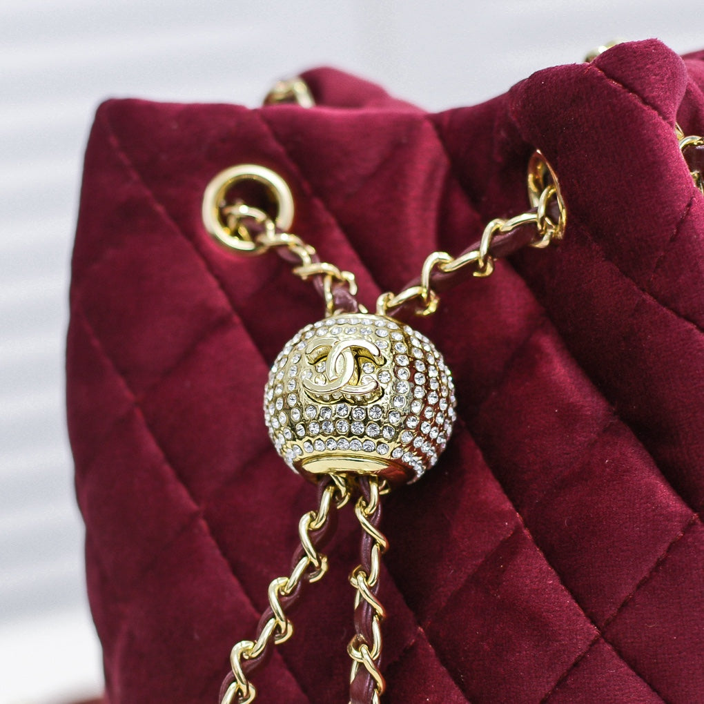 Bucket Bag de Terciopelo con Cristales | Glamour de Otoño-Invierno en Panamá