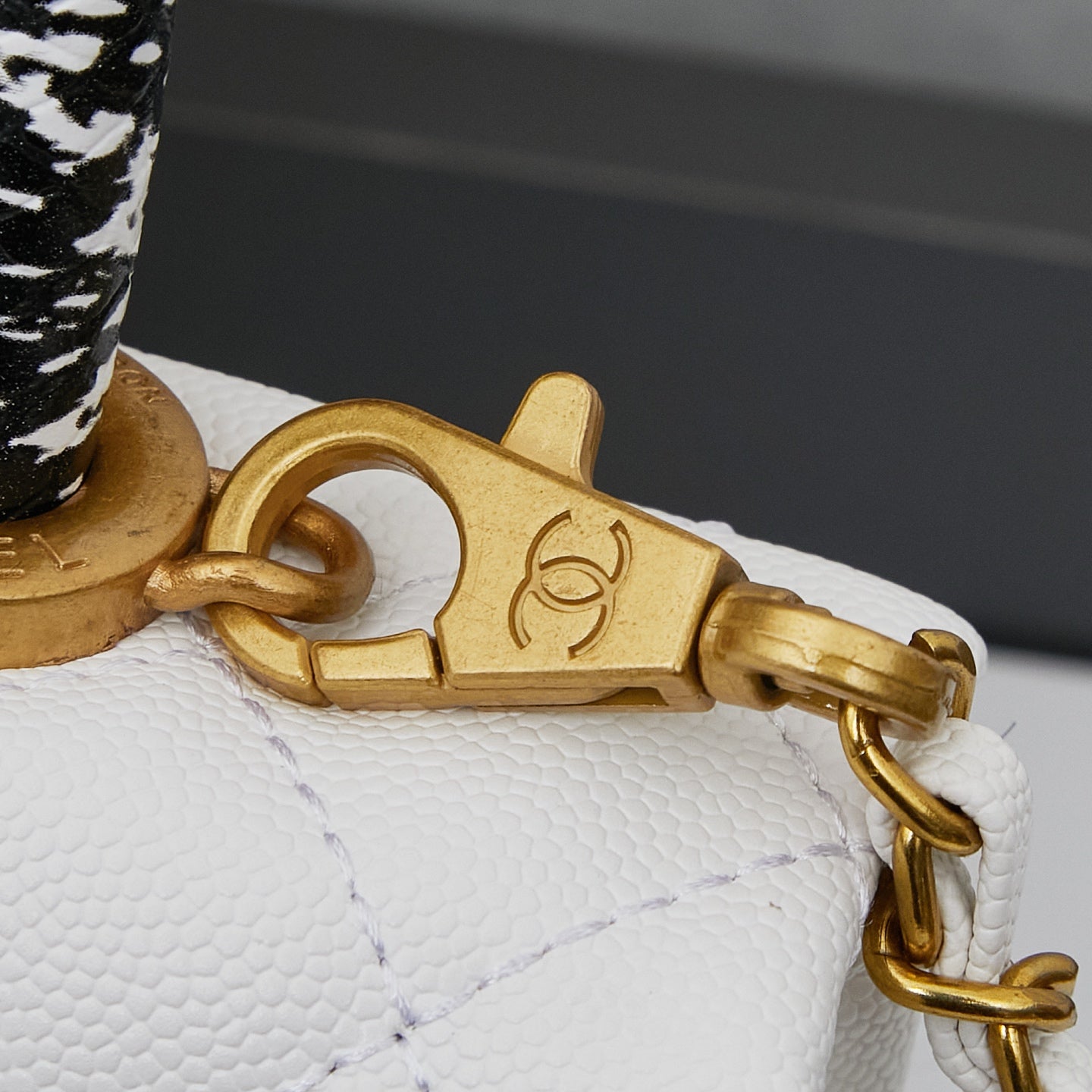 Chanel Flap Bag Blanca con Asa y Dorado | Cartera de Lujo en Panamá