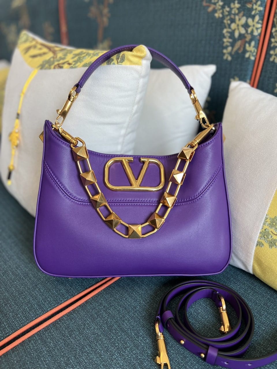 Bolso Valentino Garavani Stud Sign – Hobo de Cuero con Logo V y Cadena One Stud