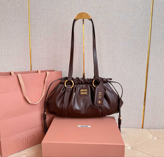 Bolso Miu Miu Joy de Cuero Marrón – Con Correa y Herrajes Dorados