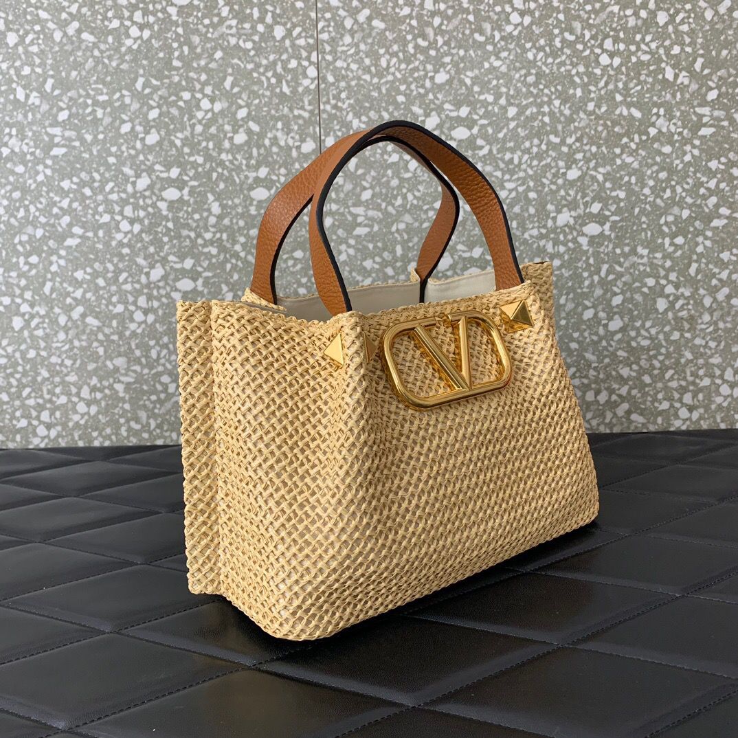 Bolso Valentino VLOGO Roman Stud Small – Tote de Rafia Perforada