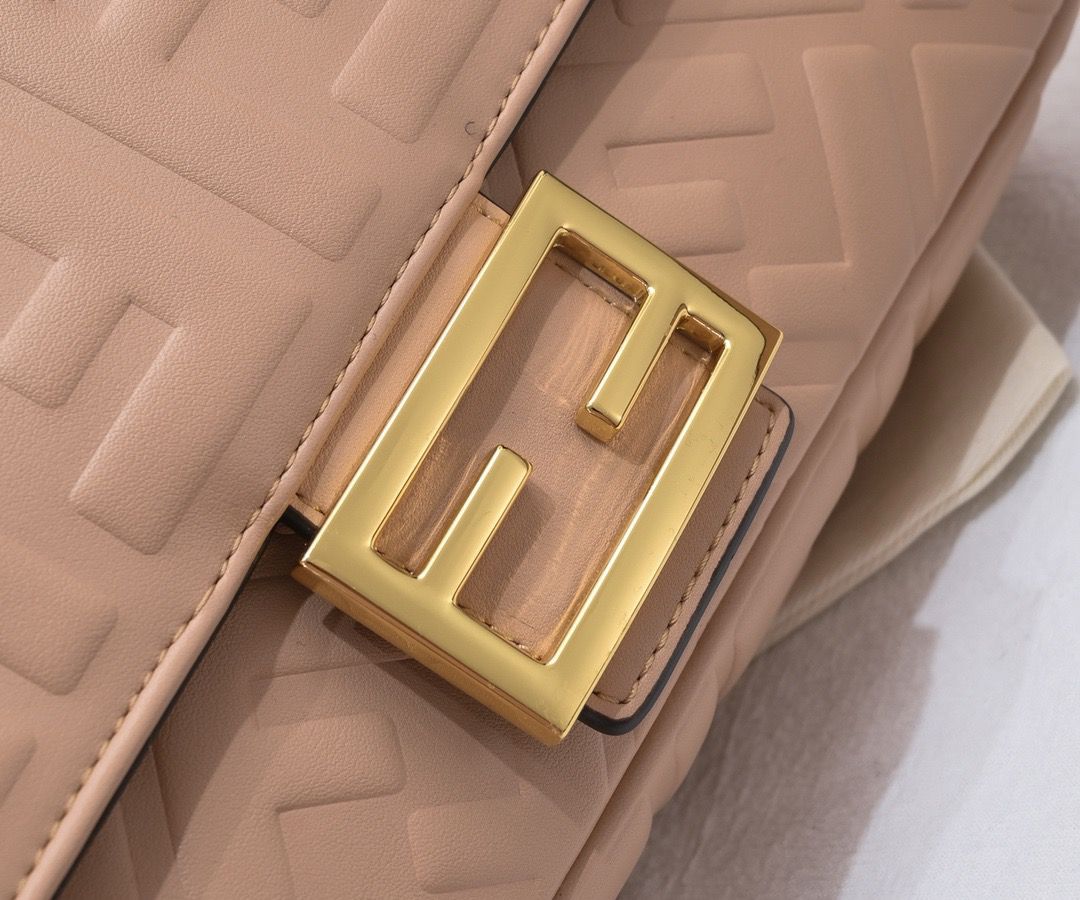 Bolso Fendi Baguette Rosa Nude | Lujo Clásico y Moderno en Panamá