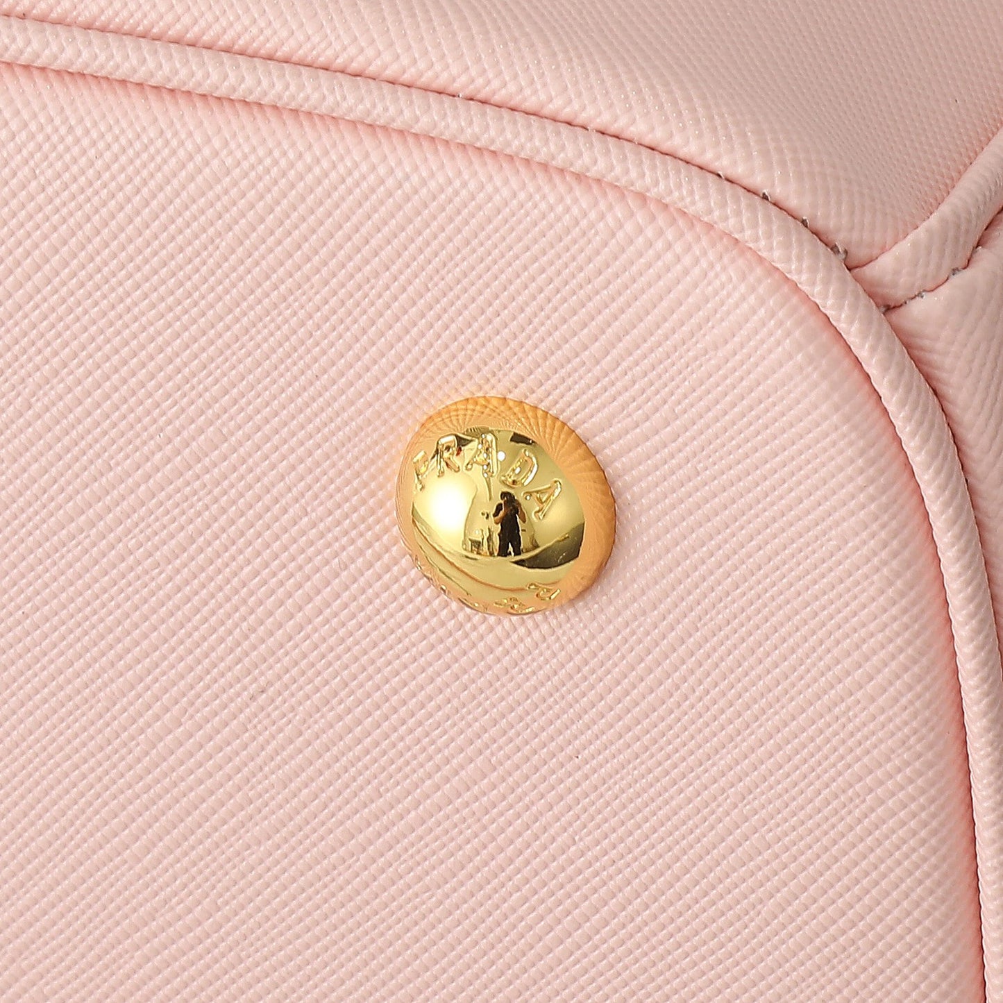 Bolso Prada Galleria de Cuero Saffiano | Icono de Elegancia en Panamá