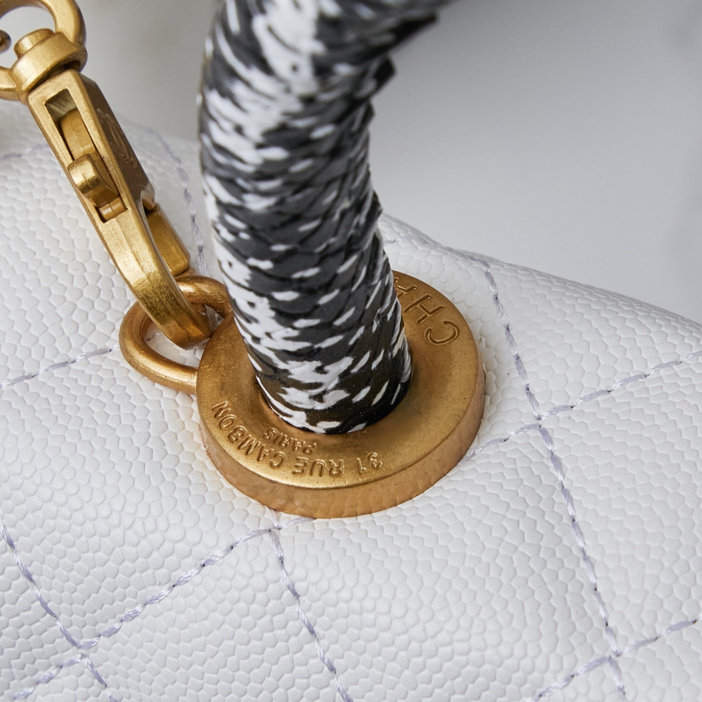 Chanel Flap Bag Blanca con Asa y Dorado | Cartera de Lujo en Panamá