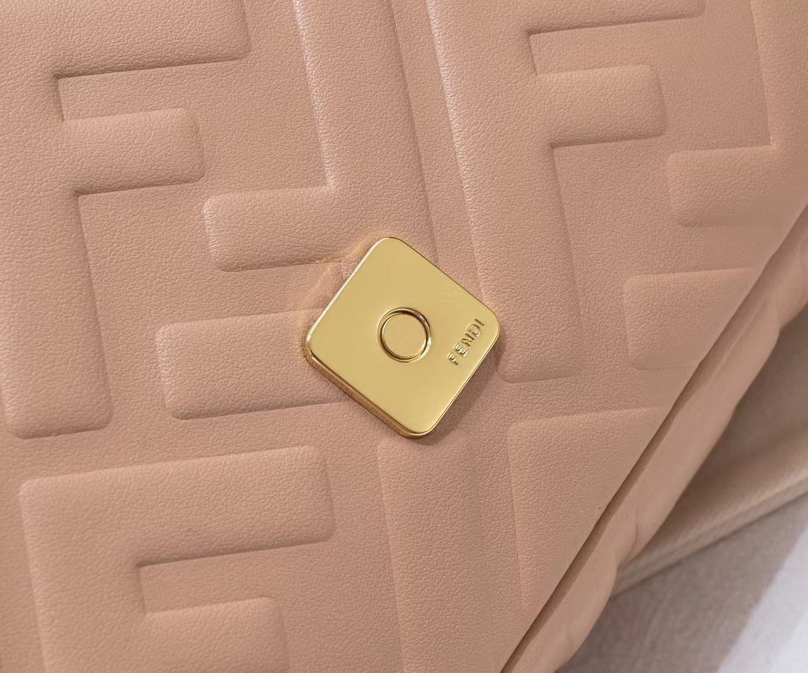 Bolso Fendi Baguette Rosa Nude | Lujo Clásico y Moderno en Panamá