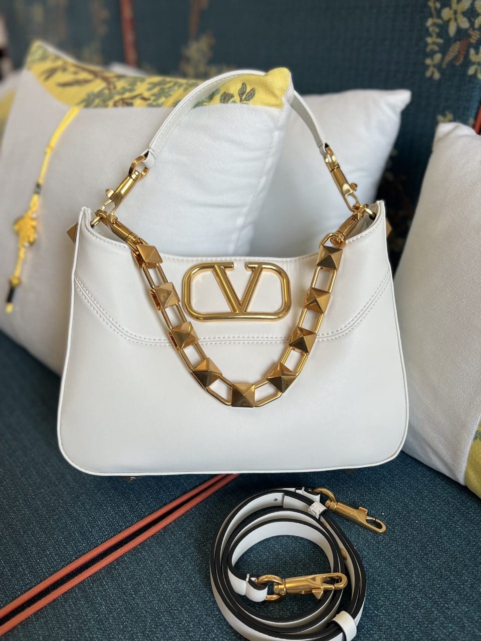 Bolso Valentino Garavani Stud Sign – Hobo de Cuero con Logo V y Cadena One Stud