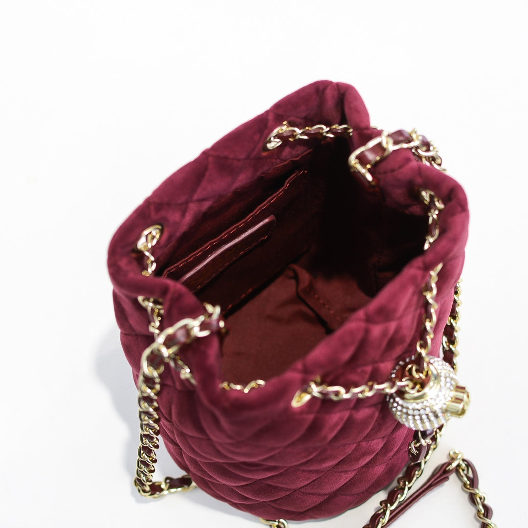 Bucket Bag de Terciopelo con Cristales | Glamour de Otoño-Invierno en Panamá