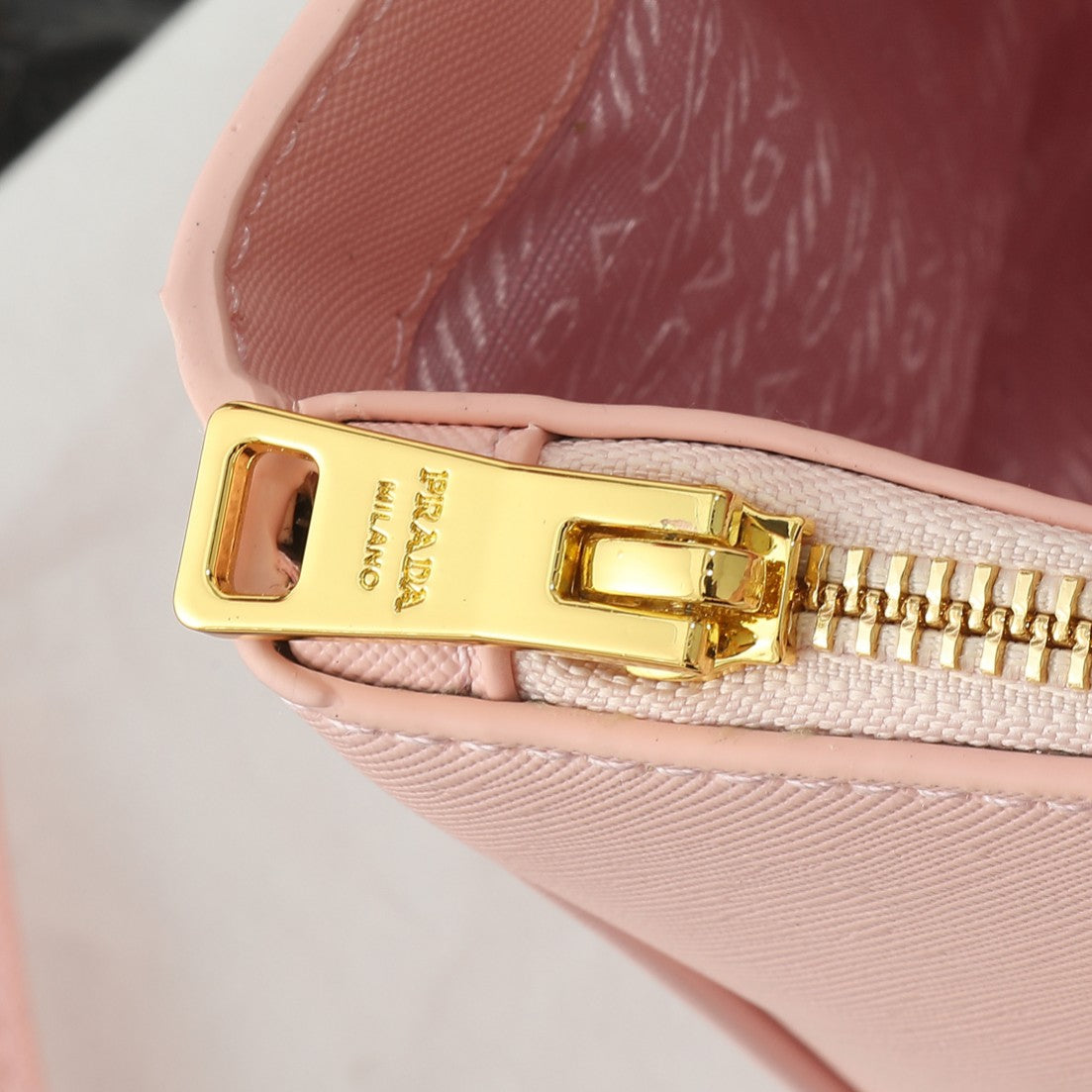 Bolso Prada Galleria de Cuero Saffiano | Icono de Elegancia en Panamá
