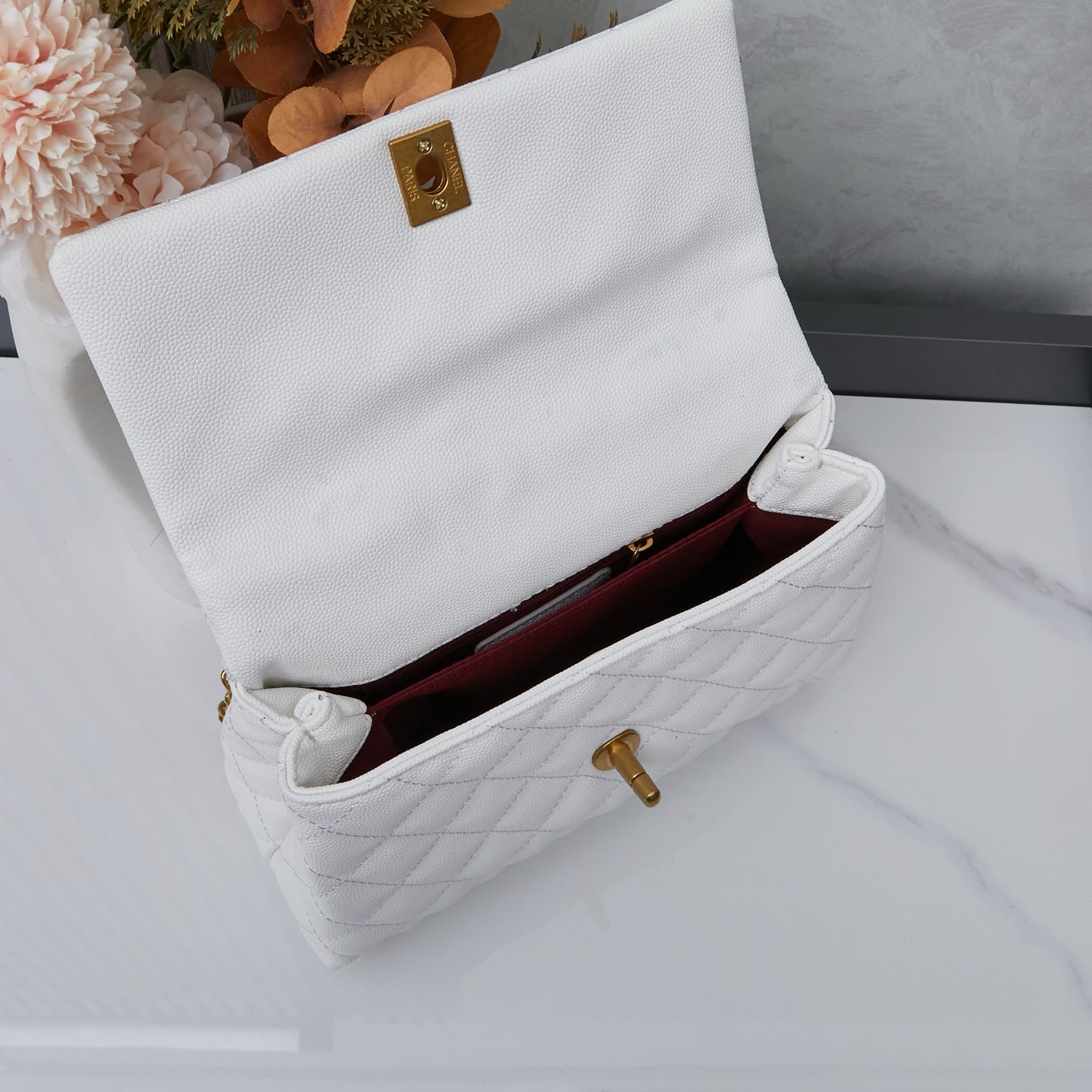 Chanel Flap Bag Blanca con Asa y Dorado | Cartera de Lujo en Panamá