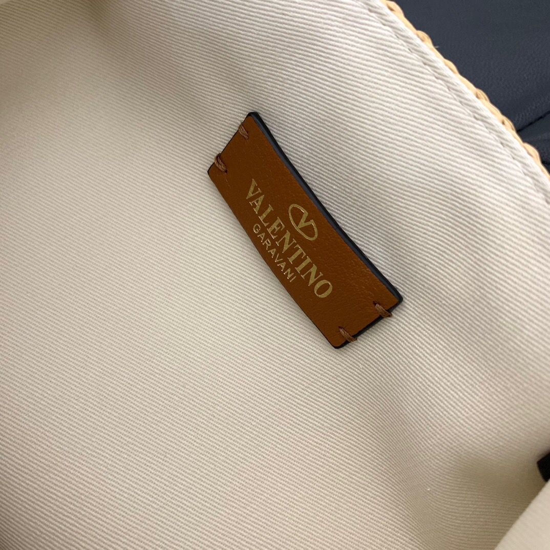 Bolso Valentino VLOGO Roman Stud Small – Tote de Rafia Perforada