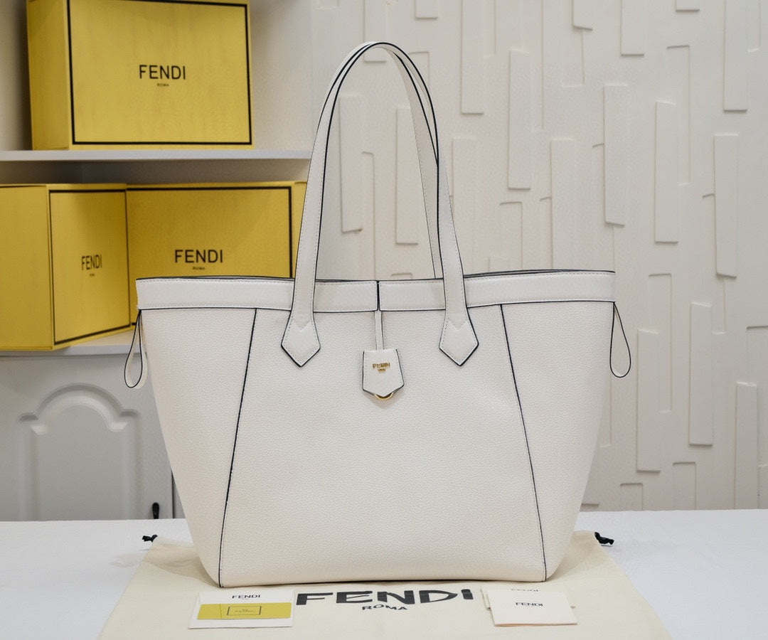 Bolso Fendi Origami Grande | Versatilidad y Diseño Creativo en Panamá