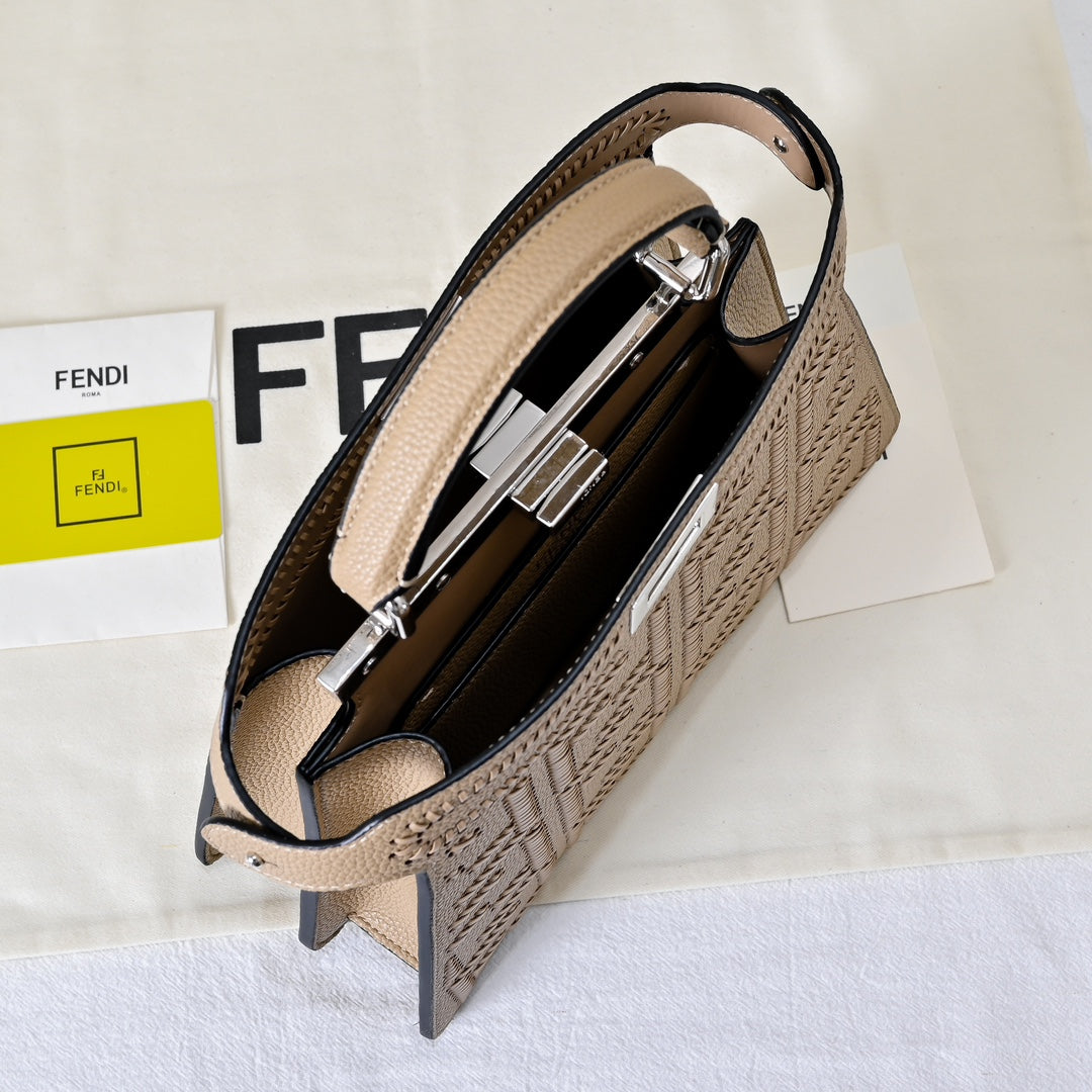Bolso Fendi Peekaboo ISeeU Small | Cuero Cuoio Romano de Lujo en Panamá