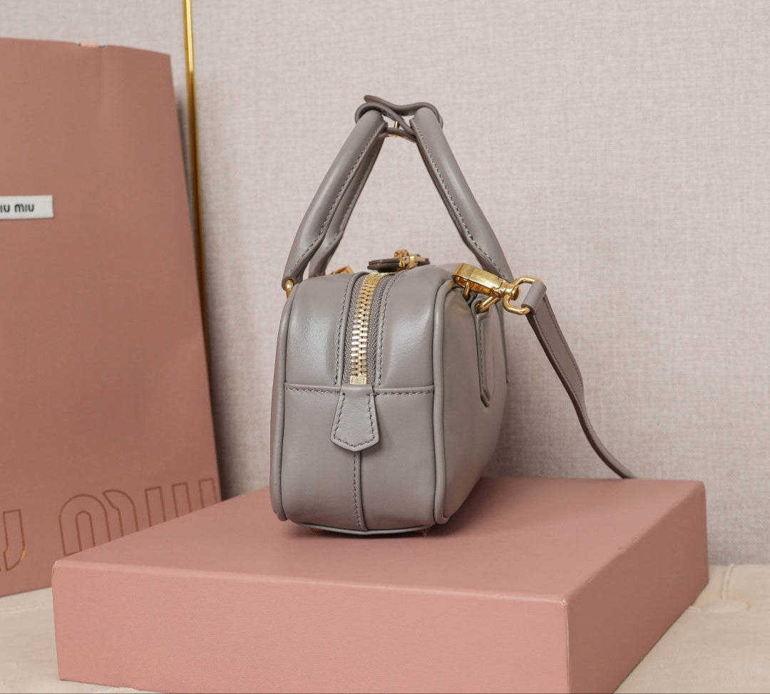 Bolso Arcadie de Cuero con Asa Superior – Estilo Acolchado y Logo Metálico