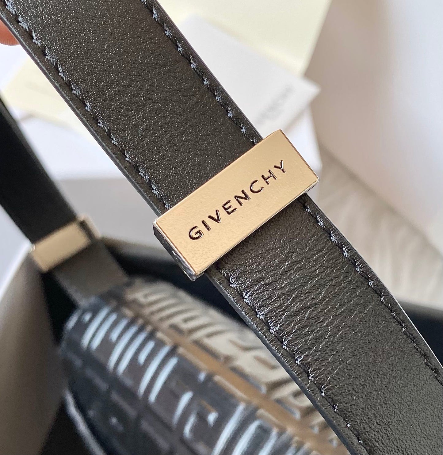 Bolso Givenchy 4G con Cadena – Elegancia Gráfica y Sofisticada