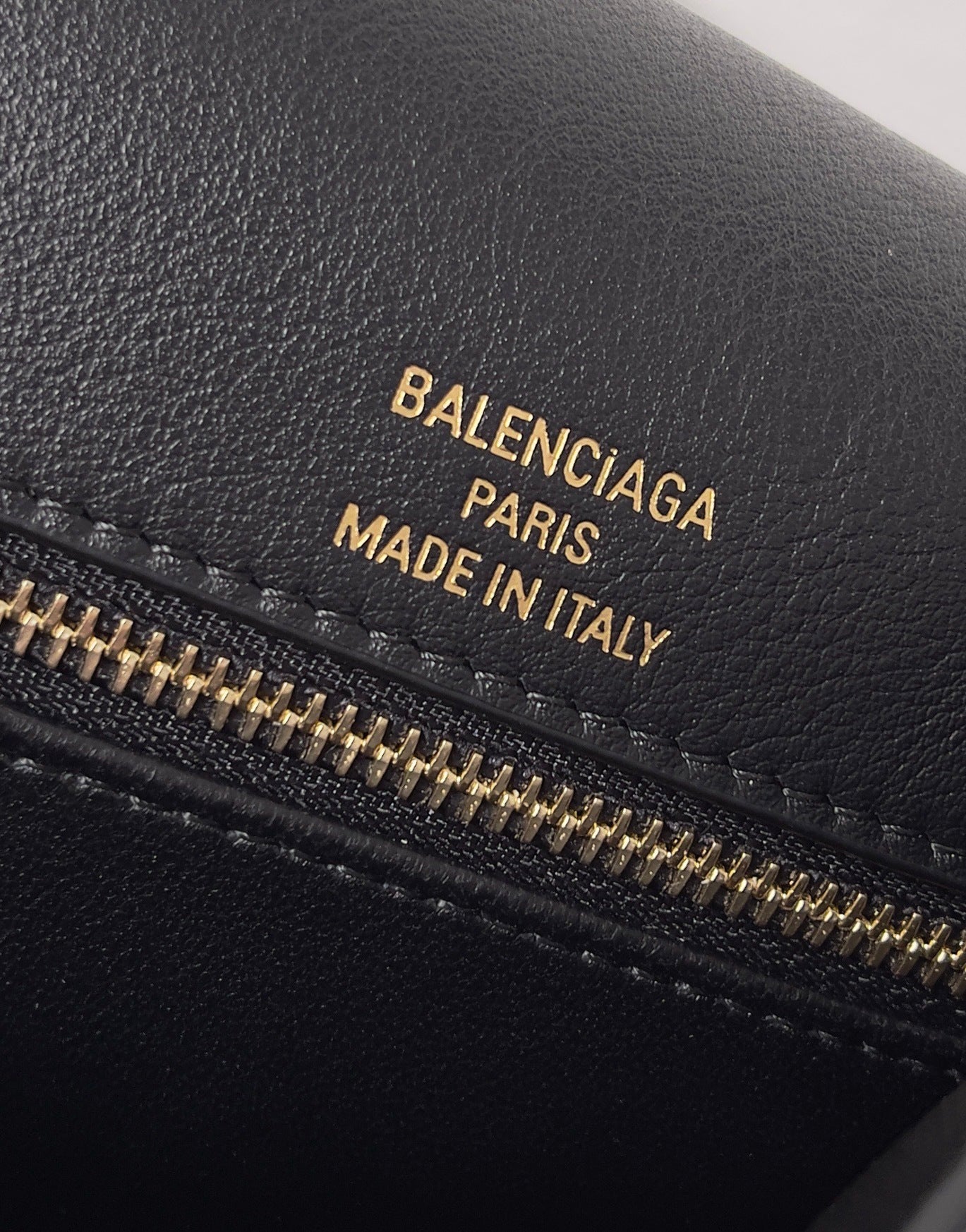 Balenciaga Hourglass Top Handle Bag – Sofisticación Escultural con Sello de Lujo